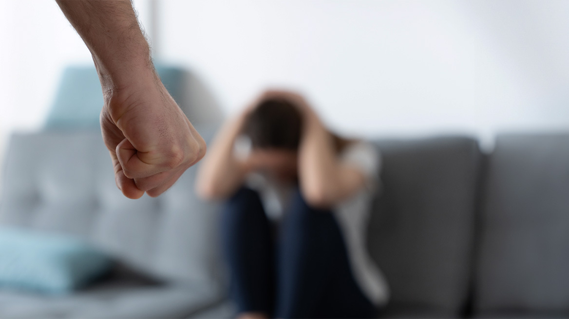 Λάρισα: Χειροπέδες σε υπαρχιφύλακα για ενδοοικογενειακή βία – Απείλησε τη σύζυγό του